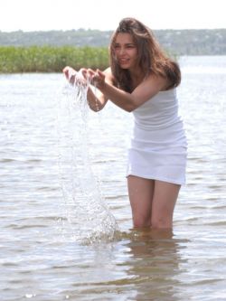 湖边外拍穿青苔特色内裤的美模Daisy,淘古装人体艺术图片